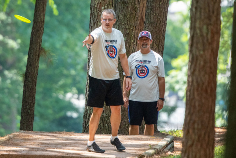 2 men playing disc golf